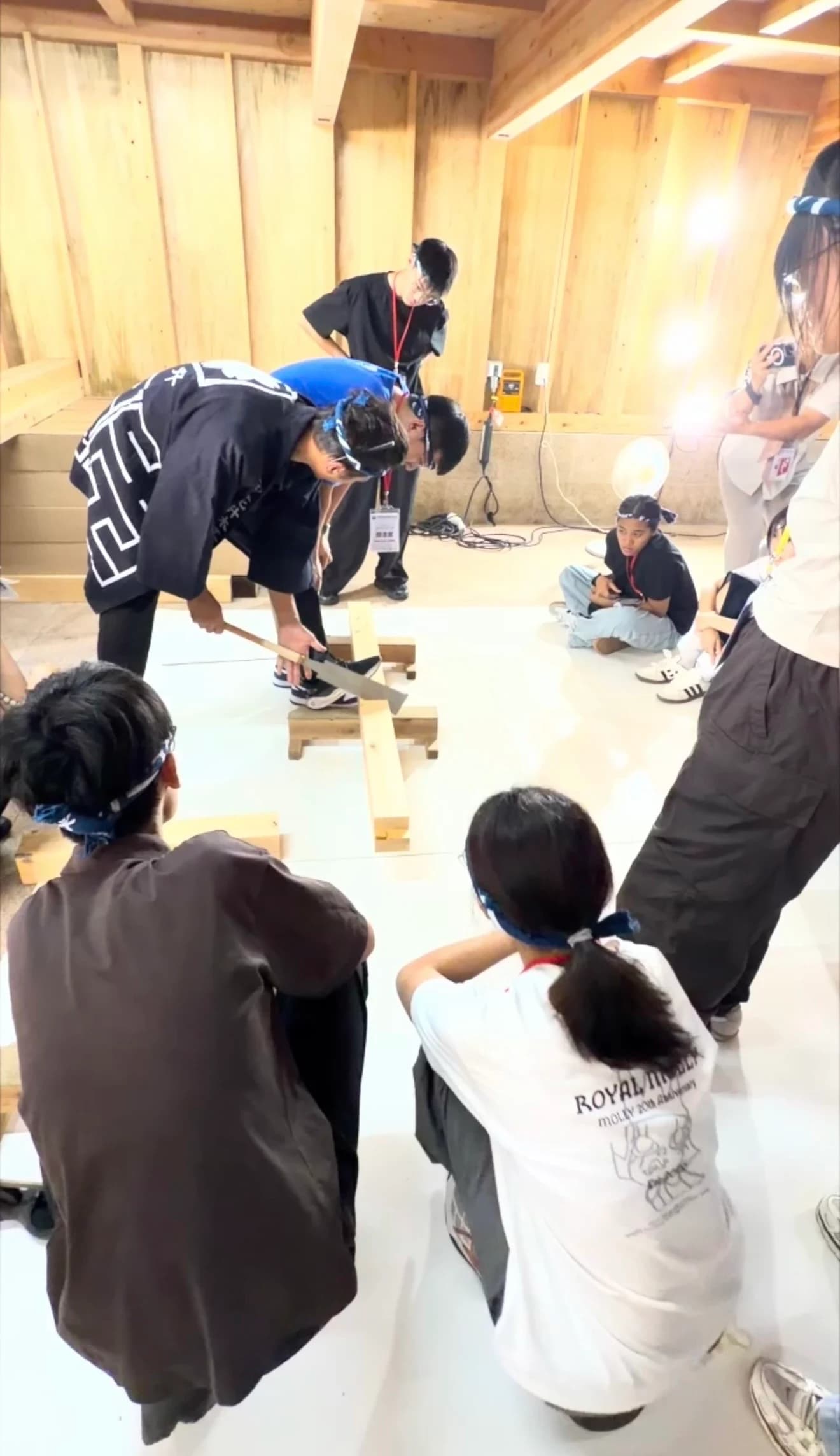 手道具の実演を囲む参加者