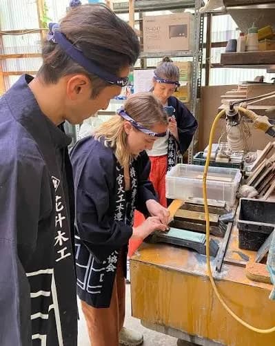 道具の研ぎを教える場面