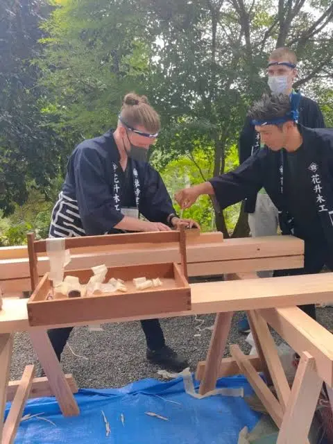 屋外の鉋掛け指導