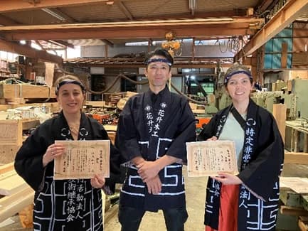 証書を持った参加者