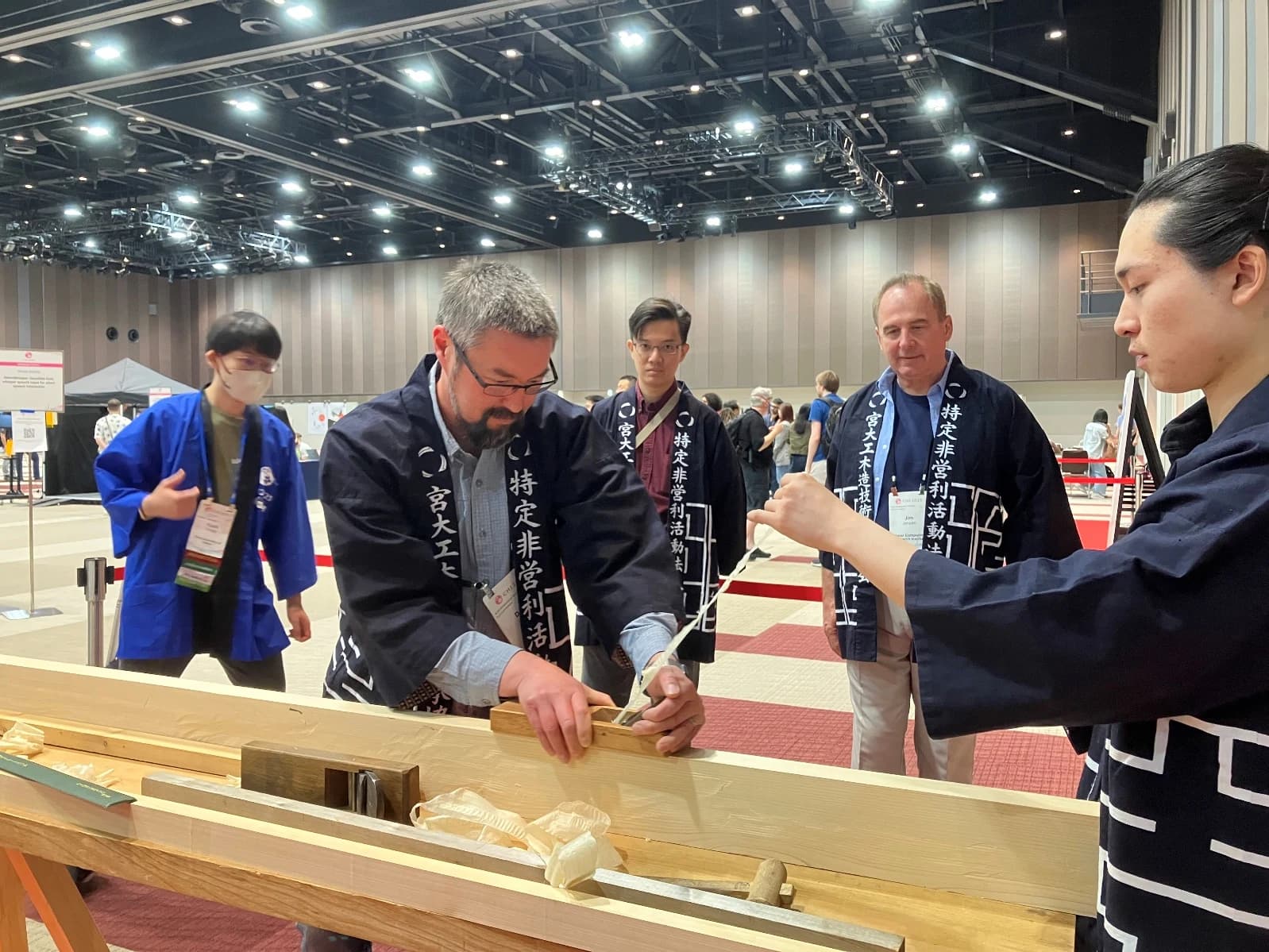 会場で鉋を掛ける参加者