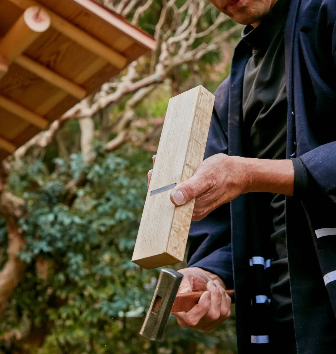 鉋と槌を手にする職人