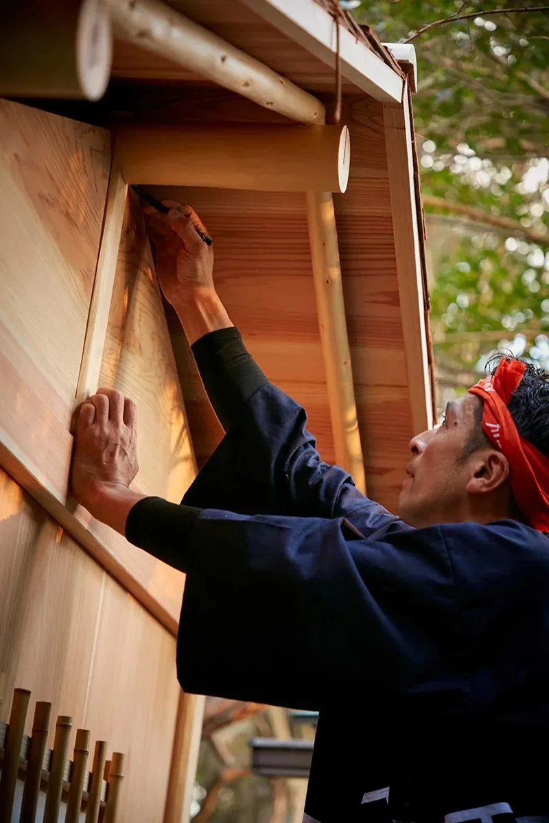 建具を組む宮大工