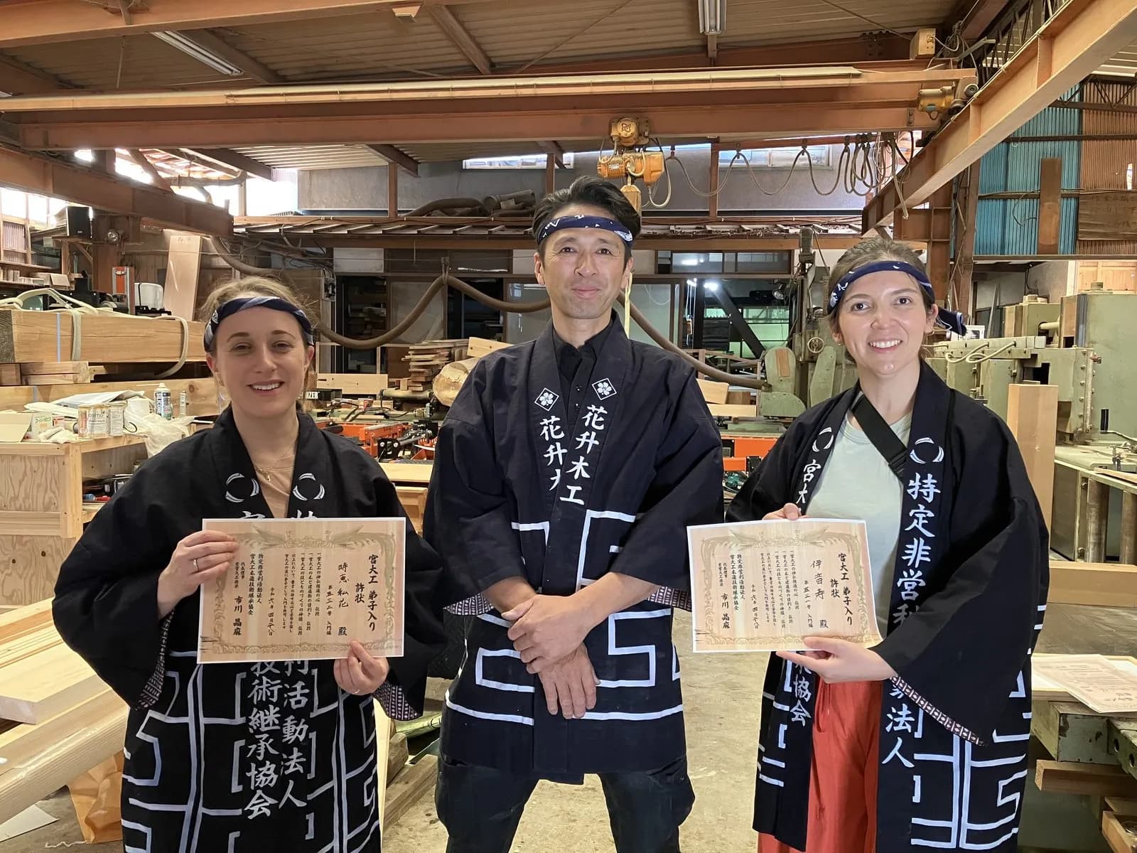 修了証を受け取った研修生