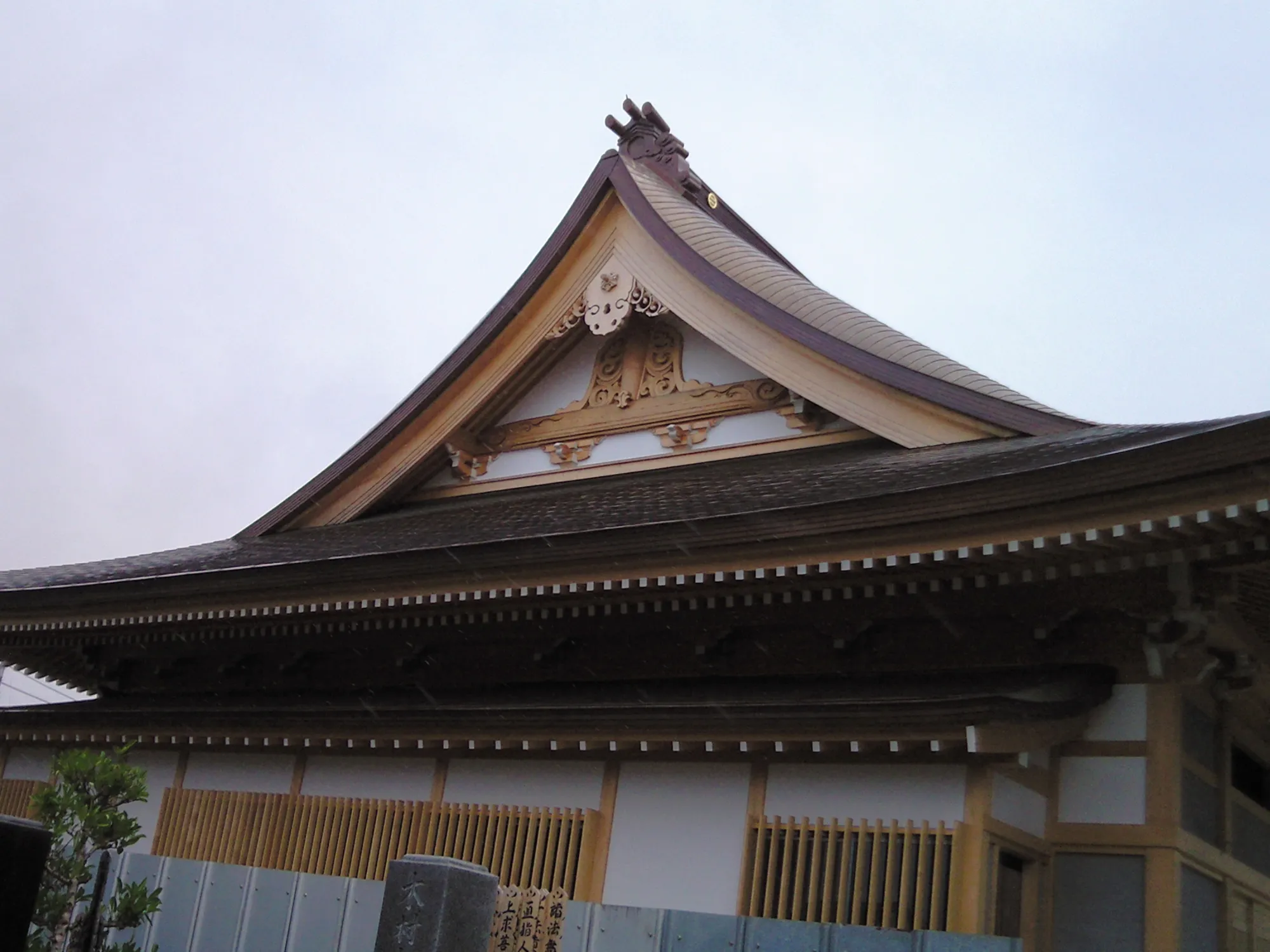 寺院の屋根の妻側