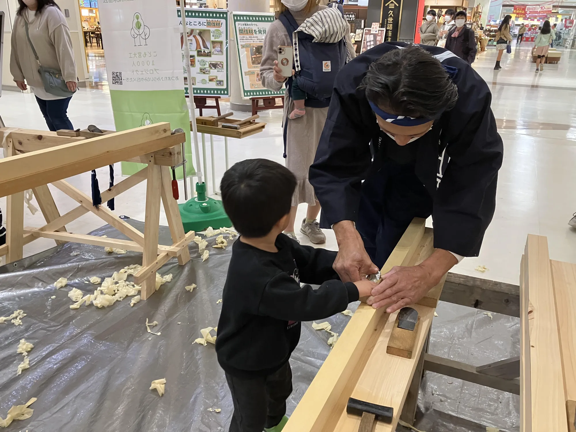 子ども宮大工の鉋掛け