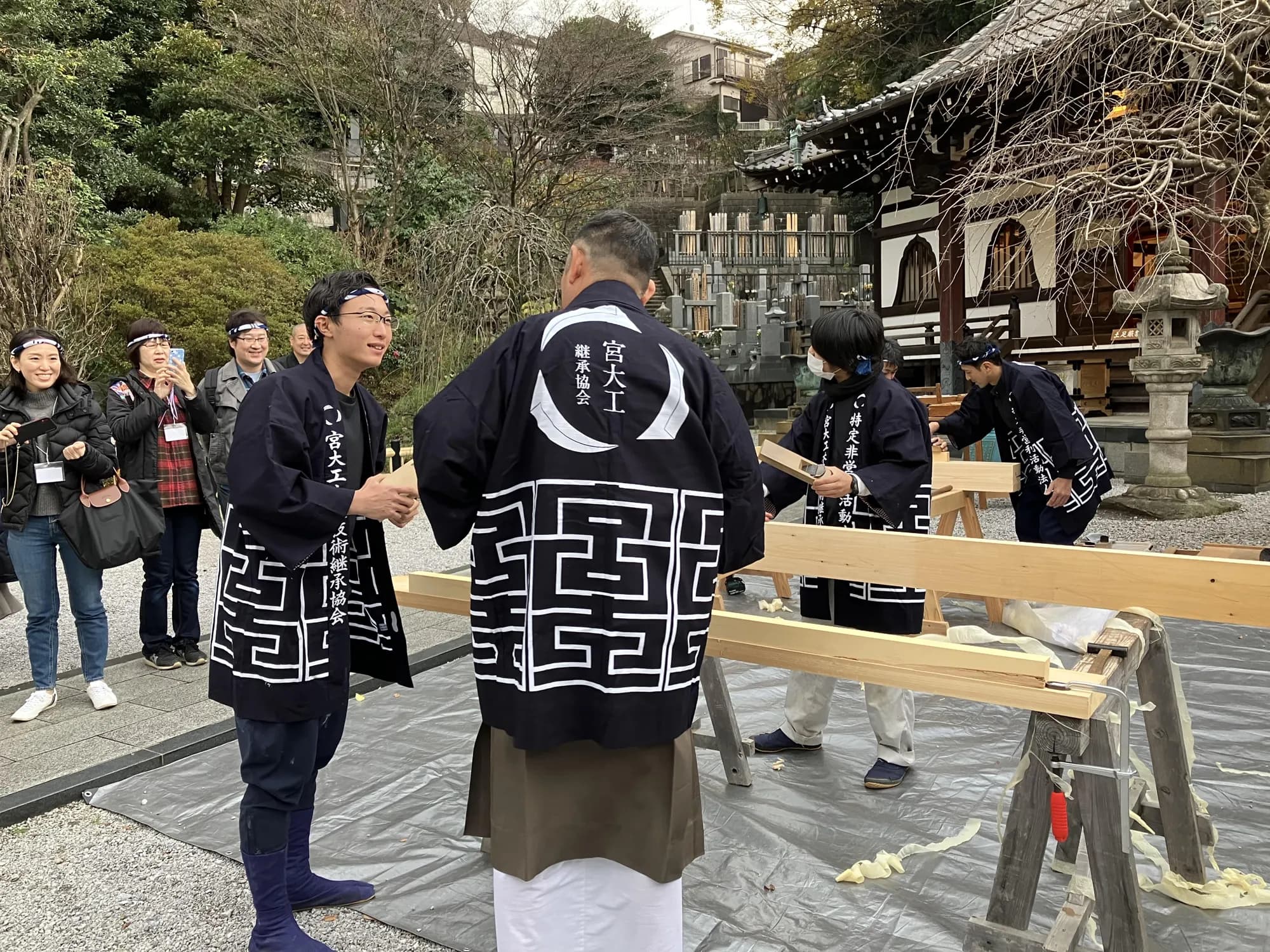 寺院の境内での宮大工ツーリズム