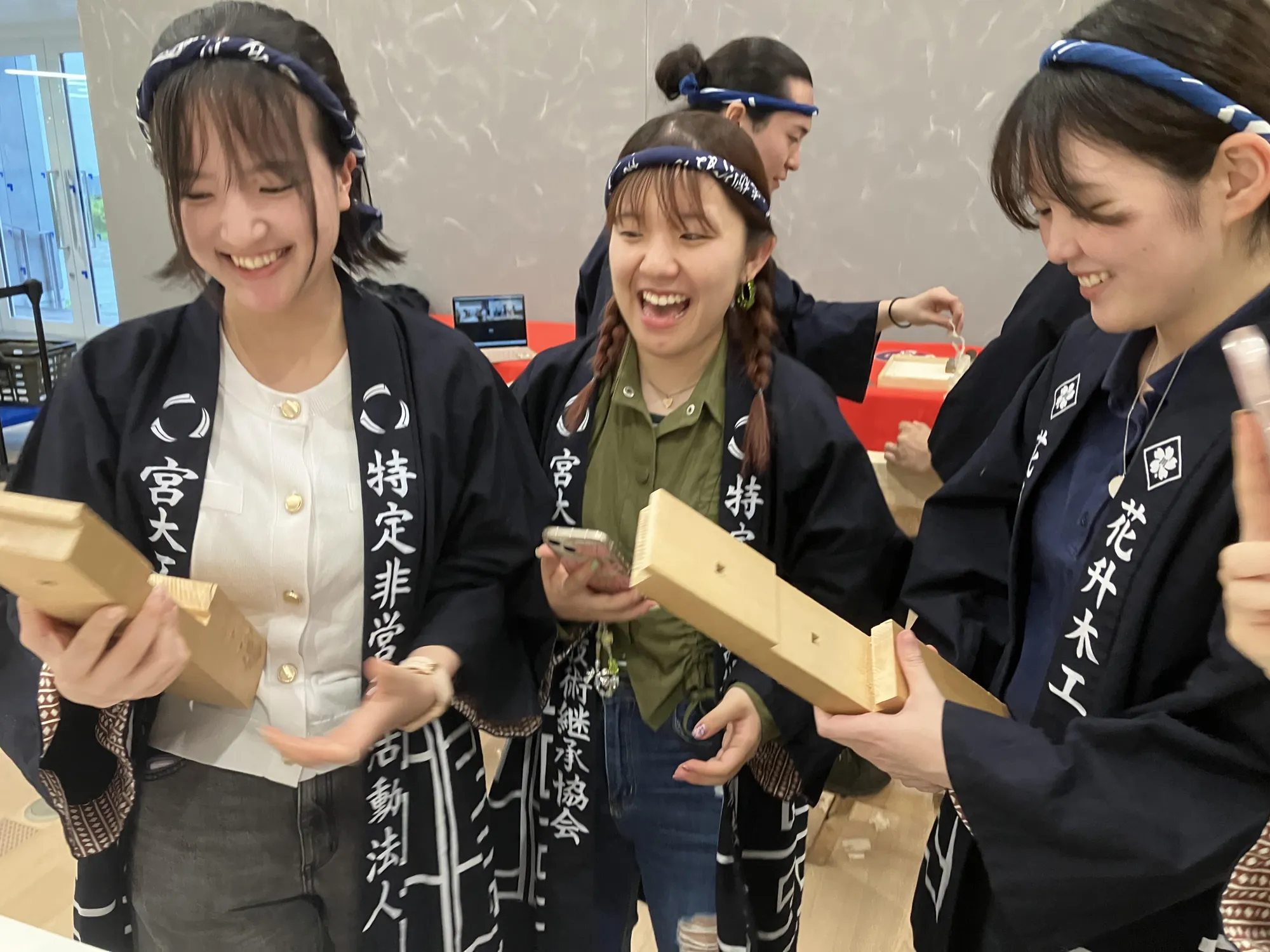 半纏を着て木組みを体験する参加者